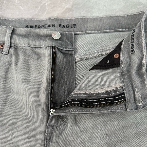 Women’s American Eagle Relaxed Distressed Gray Wash Jean Shorts Plus Size 14 - Picture 7 of 16